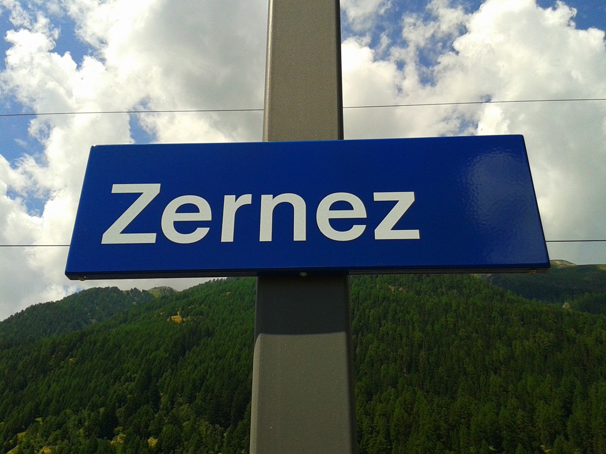 Bahnhofsschild von Zernez am 21.7.2015