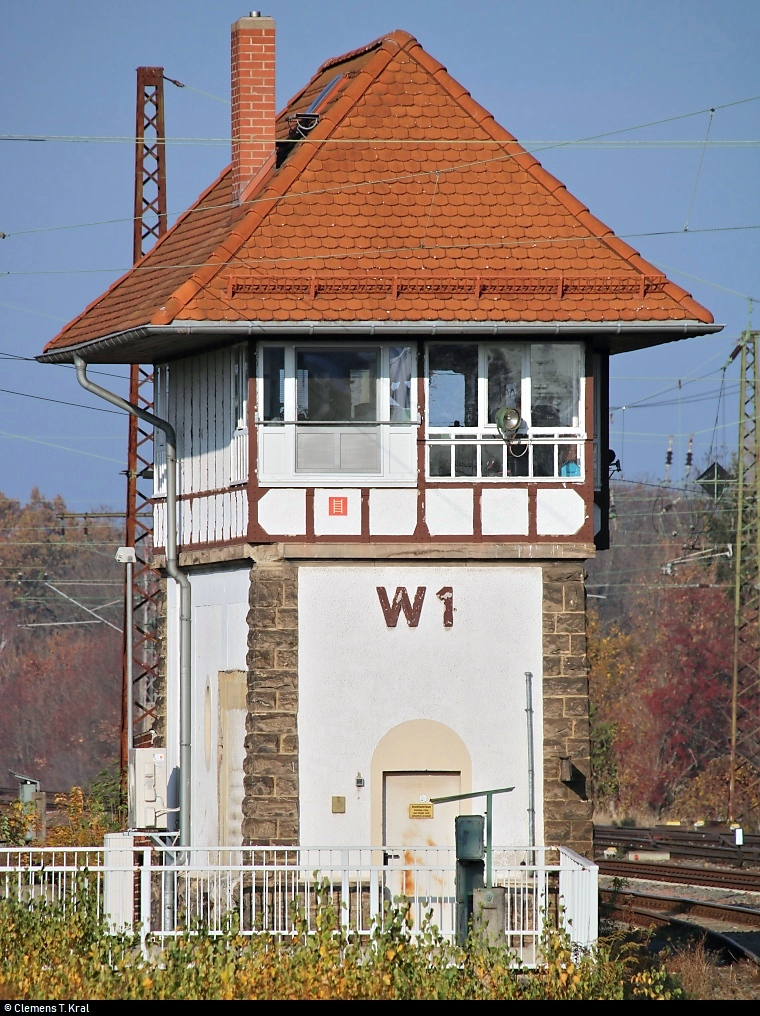 Bahnhofsumbau in Köthen: Eindrücke der historischen Anlagen in ihren letzten Monaten...
Blick auf das elektromechanische Stellwerk W1, Bauart 1912 von Siemens&Halske, des Weichenwärters (Ww) im Bahnhof Köthen.
Aufgenommen am Ende des Bahnsteigs 2/3.
Hauptsächlich von Juni bis Dezember 2019 werden einige bahntechnische Anlagen in und rund um den Bahnhof erneuert. Ein elektronisches Stellwerk (ESTW) soll künftig die vorhandenen Stellwerke ersetzen. Im Zuge dessen folgen bis zum Ende der 2020er-Jahre weitere Instandsetzungen entlang der Bahnstrecke Magdeburg–Leipzig (KBS 340) zwischen Zöberitz und Köthen. Dann sollen auch Bahnsteige und Brücken unter Berücksichtigung des Denkmalschutzes ertüchtigt werden.
Diese Maßnahmen ziehen zunächst eine sechsmonatige Vollsperrung mit sich. Bereits ab dem 5.5.2019 ist die Ein- und Ausfahrt Richtung Bernburg gesperrt.
[17.11.2018 | 11:54 Uhr]