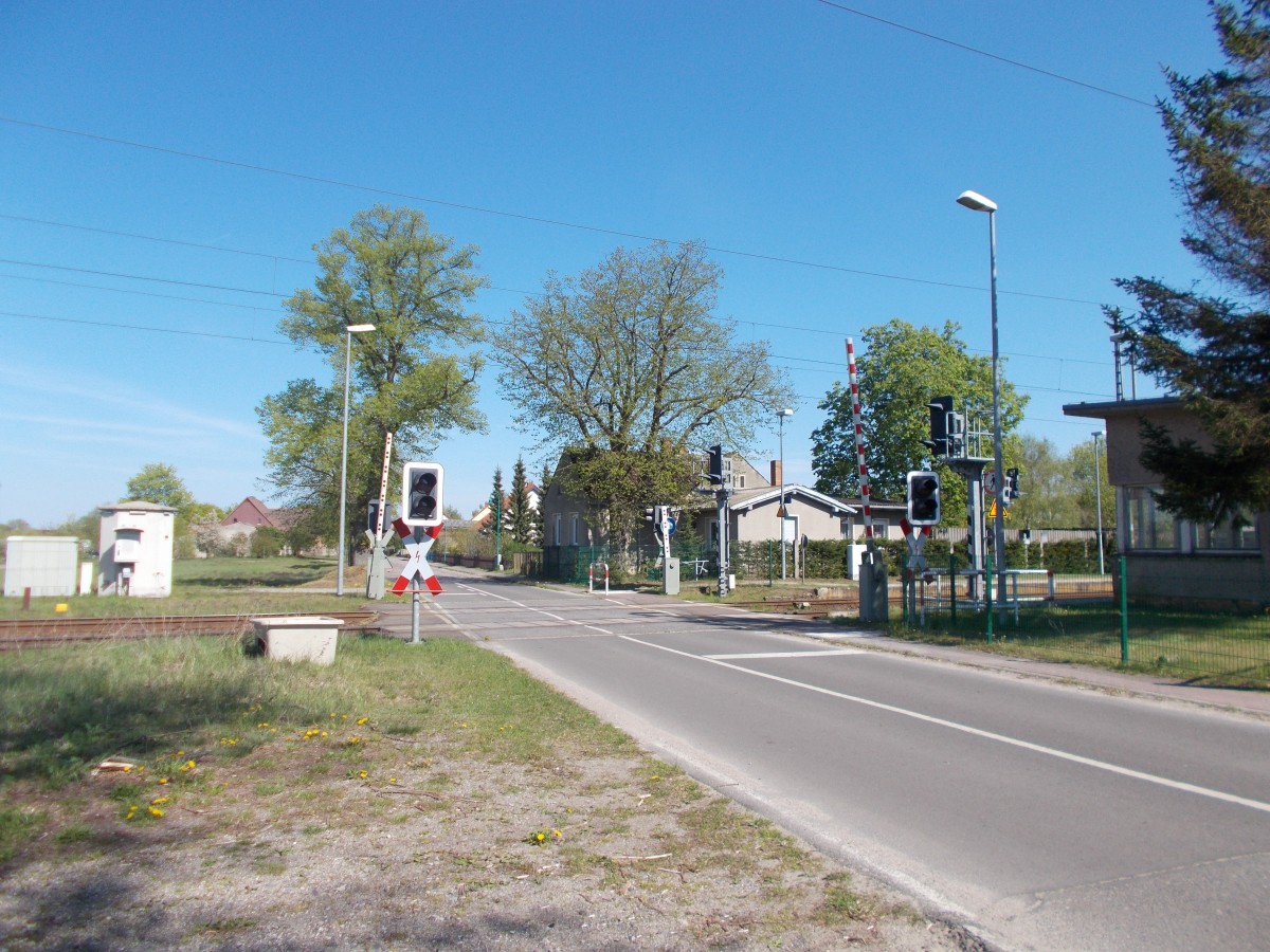 Bahnübergang an der Station Sandförde (Strecke Stralsund-Berlin)am 03.Mai 2015.