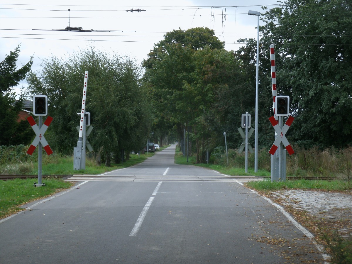 Bahnbergang an der Strecke Stralsund-Neustrelitz in Elmenhorst am 15.September 2013.