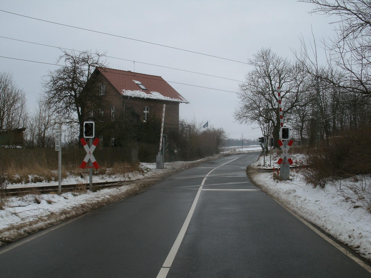 Bahnübergang bei Voigdehagen in der Nähe von Stralsund(Strecke Stralsund-Neustrelitz)am 02.Februar 2014.