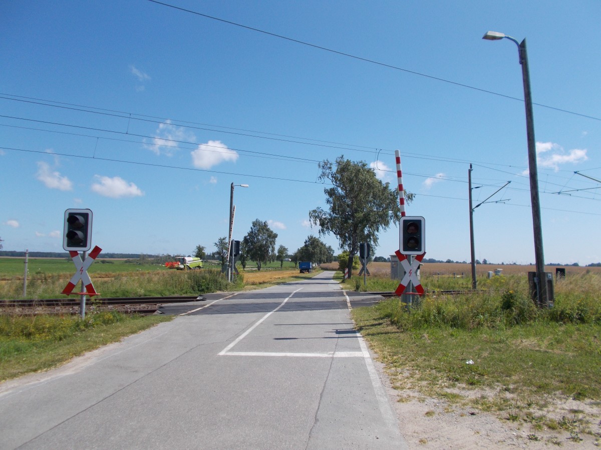 Bahnübergang Krebsow,an der Strecke Stralsund-Berlin,zwischen den Stationen Groß Kiesow und Züssow,am 11.Juli 2014.