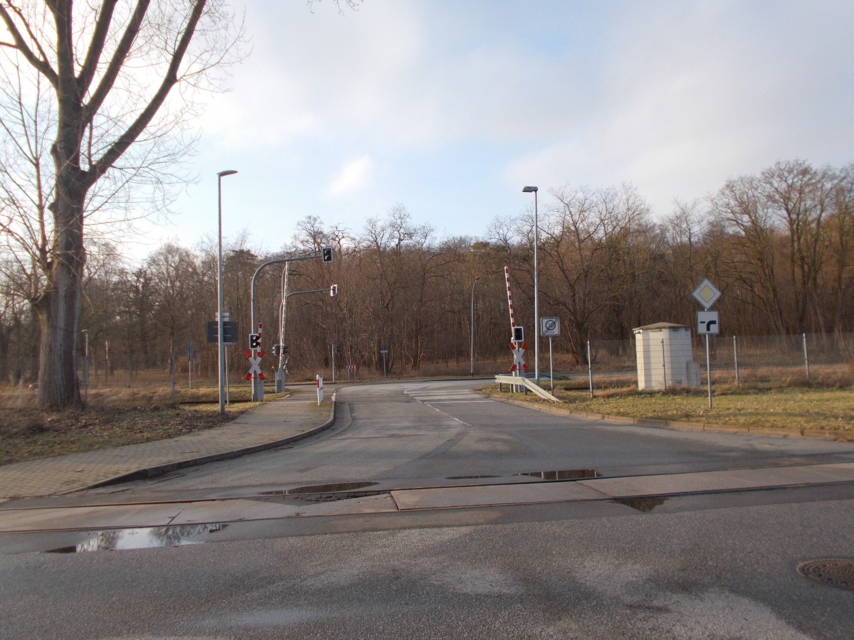 Bahnübergang in der Nähe vom Bahnhof Wolgast am 06.Februar 2016.