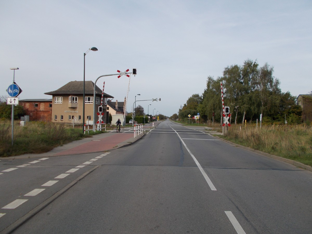 Bahnübergang in Reuterstadt Stavenhagen für die B194 in Richtung Demmin am 28.September 2014.