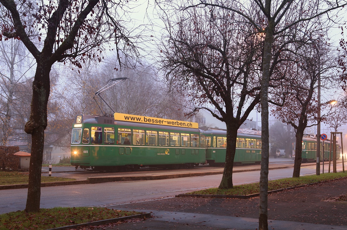 Basel Tw 465 mit Bw 1463 an der Endstelle Bruderholz, 25.11.2014. Hier werden die Liniensignale von 15 auf 16 (und retour) getauscht. Da die Linien im Basler Netz sich mehrfach begegnen oder kreuzen, wäre ein durchgehendes einheitlichses Liniensignal verwirrend. Betrieblich bilden die 15 und 16 eine Linie, so wie auch die 1 und 14.