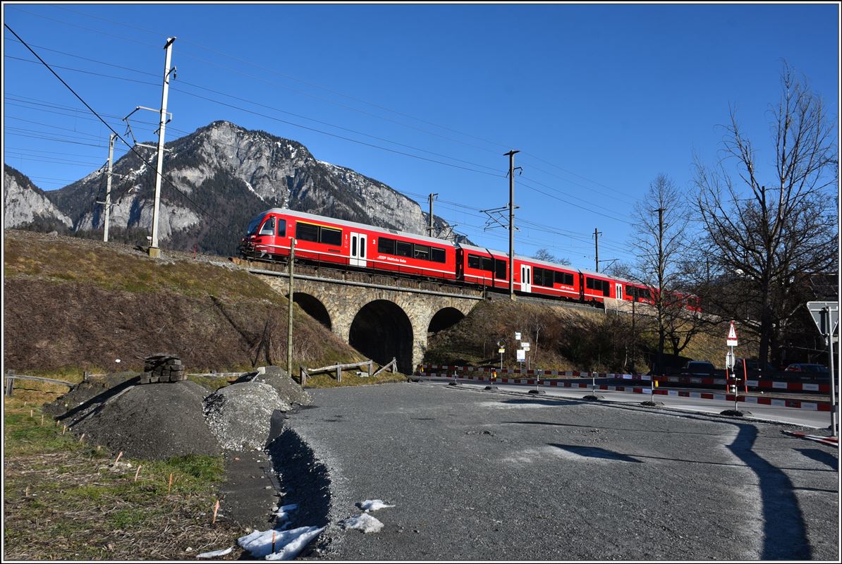 Baustelle 2. Hinterrheinbrücke in Reichenau-Tamins. Die S2 1558 mit ABe 4/16 3104 nähert sich der Brückenbaustelle in Reichenau. (15.01.2018)