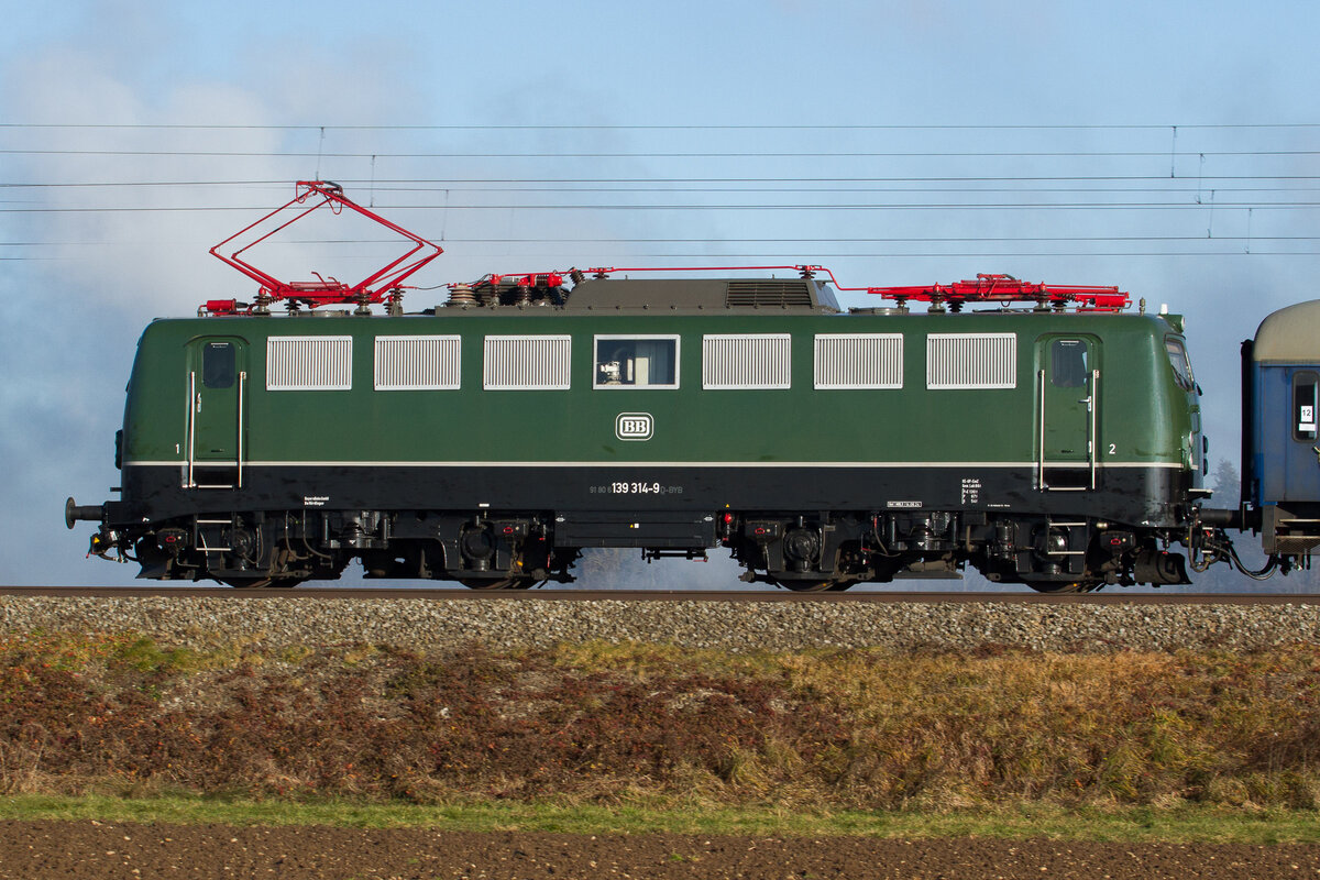 BayernBahn 139 314 hängt als Schiebe und Heizlok am Sonderzug von Nördlingen Richtung Freilassing. Am 30.11.24 bei Zorneding abgewartet und gut erwischt. Es gibt hier noch nicht viele Bilder in der Bemalung, scheint Neu zu sein.


