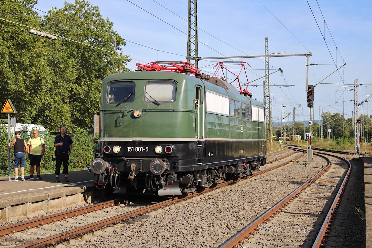 Bayernbahn 151 001-5 rollt in Göppingen anlässlich der Märklintage für Führerstandsmitfahrten durch den Bahnhof. (17.09.2023)