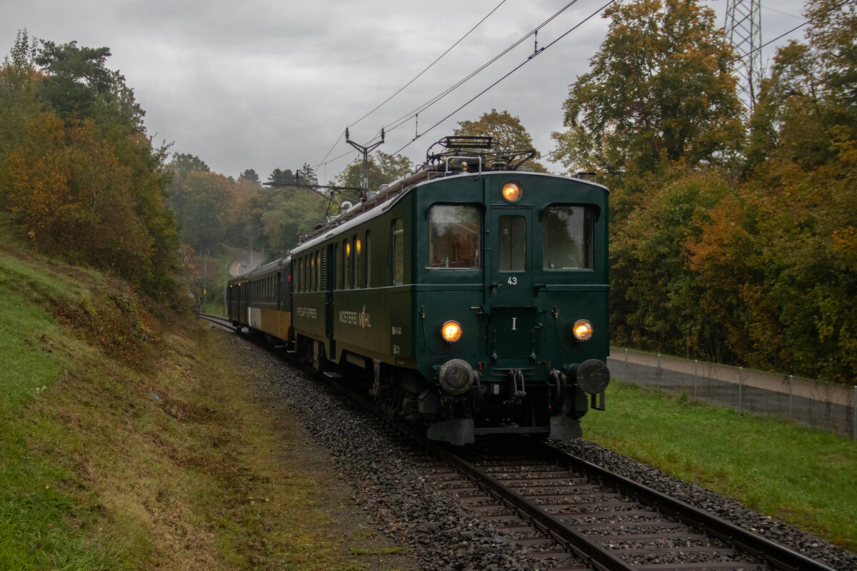 BDe 3/4 43 mit einem Extrazug bei der Einfahrt in Chambrelien am Nachmittag des 12.10.2024