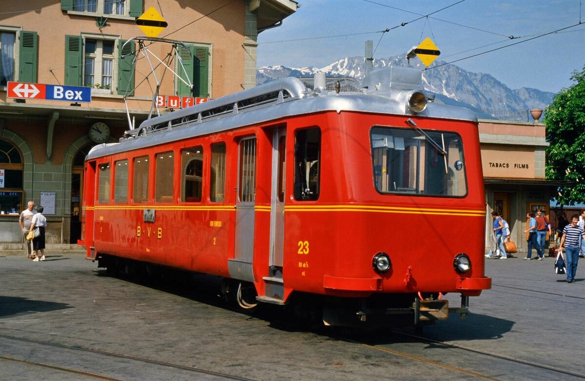 BDeh 2/4 Nr. 23 der Chemin de fer Bex-Villars-Bretaye ist vor dem Bahnhof Bex bereit für die Reise auf den Berg. Dieser sehr schöne Halt vor dem SBB-Bahnhof zieht zurecht viele Fotografen an.
Datum: 19.05.1986