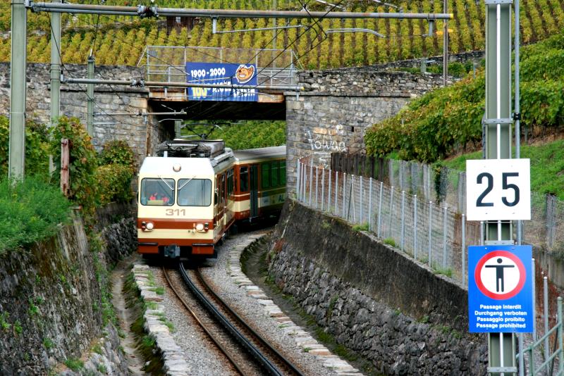 BDeh 4/4 311 auf der Talfahrt kurz vor dem Kehrbahnhof Aigle-Dpot AL; 06.10.2013