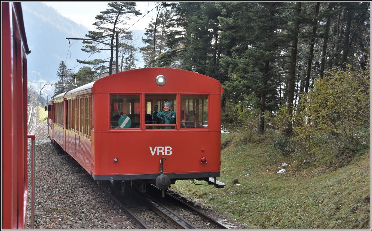 BDhe 4/4 5 mit zwei Vorstellwagen kommt auf dem Doppelspurabschnitt zwischen Romiti Felsentor und Freibergen entgegen, (13.11.2019)