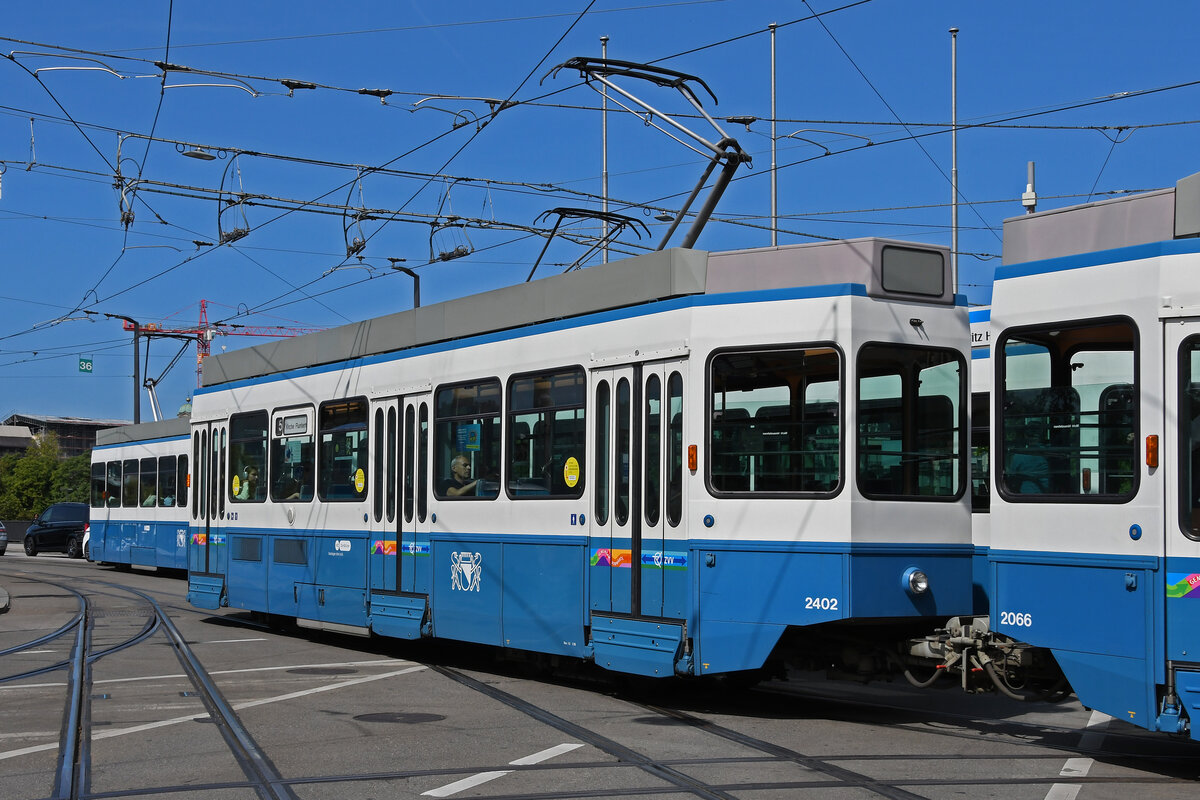 Be 2/4 2402, auf der Linie 5, fährt am 22.08.2024 als Zweitwagen bei der Haltestelle Bellevue ein. Aufnahme Zürich.