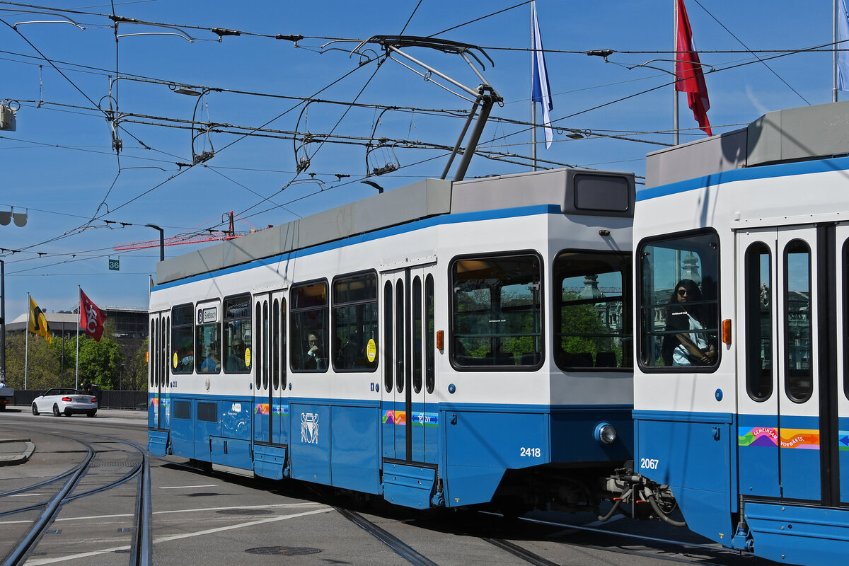 Be 2/4 2418, auf der Linie 9, fährt am 12.04.2024 als Zweitwagen bei der Haltestelle Bellevue ein. Aufnahme Zürich.