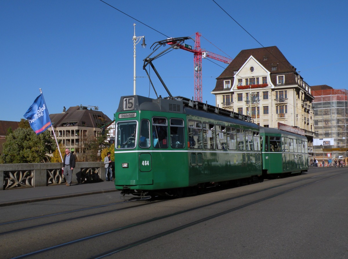 Be 4/4 464 und der B 1477 S auf der Linie 15 fahren ber die Mittlere Rheinbrcke. Die Aufnahme stammt vom 24.10.2013.