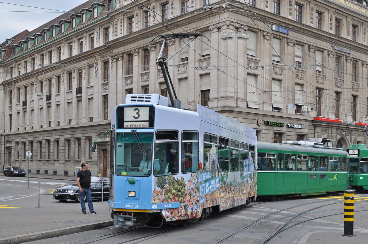 Be 4/4 494, mit einer Werbung für die Galerie Lumas, fährt zur Haltestelle der Linie 3 am Aeschenplatz. Die Aufnahme stammt vom 04.09.2016.