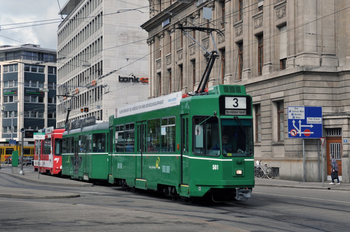 Be 4/4 501 zusammen mit dem B 1476 S und dem Be 4/4 482 mit der Chemnis de fer du Jura Werbung auf der Linie 3 am Aeschenplatz. Die Aufnahme stammt vom 09.05.2014.