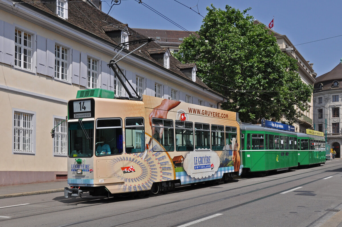 Be 4/4 502 mit der Le Gruyère Werbung zusammen mit dem B4S 1505 und dem B4 1455, auf der Linie 14, fährt am 29.06.2012 den Steinenberg hinunter zur Haltestelle Barfüsserplatz. Aufnahme Basel.