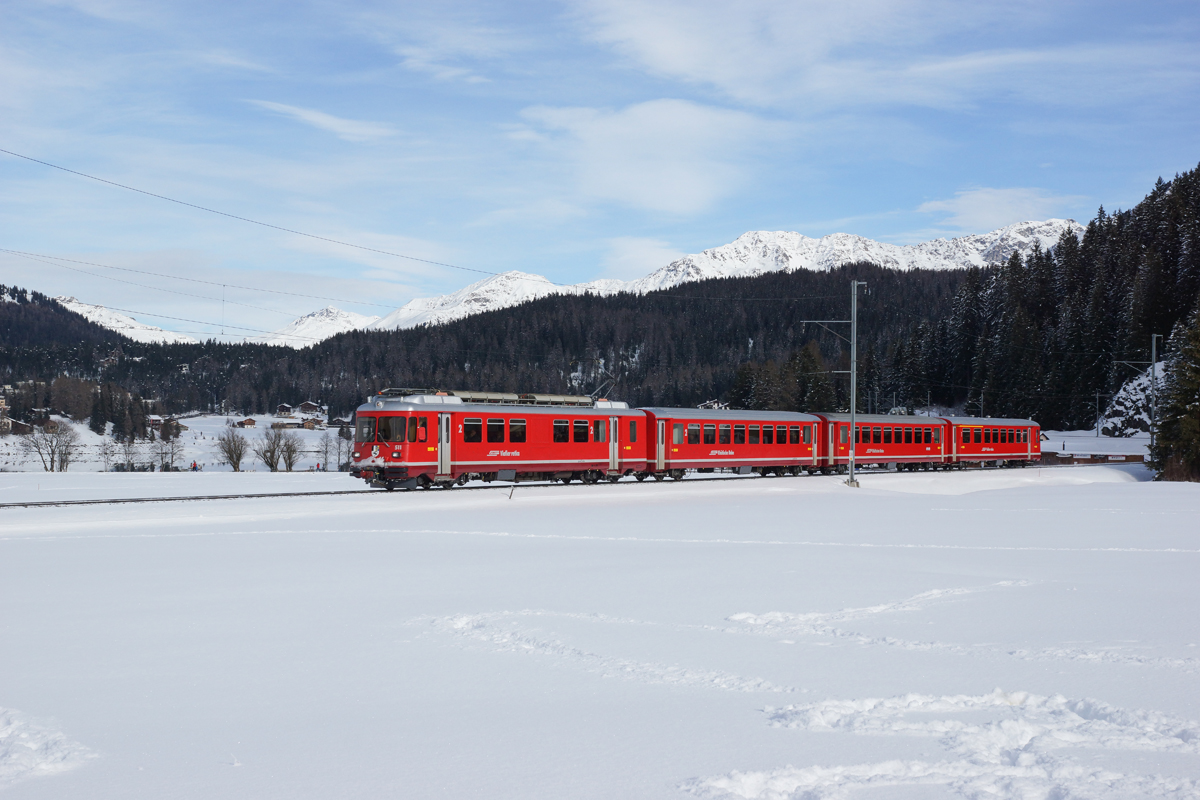 Be 4/4 511 erreicht am 02.01.2015 mit dem RE 1035 Davos Dorf.