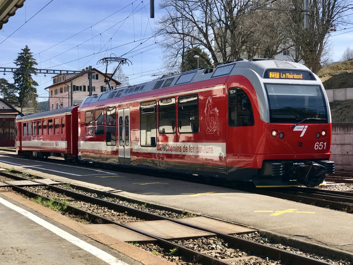 Be 4/4 651 der CJ als Regio nach Le Noirmont am 30.3.17 im Bhf Tramelqn.