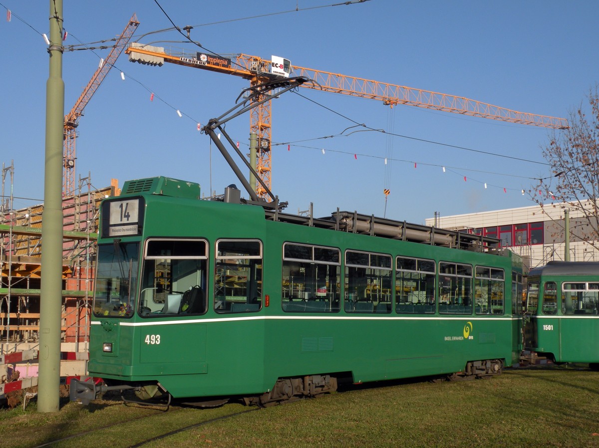 Be 4/4 mit der Betriebsnummer 493 hat seine Clariant Werbung verloren und fährt wieder im grünen Kleid. Hier steht der Wagen in der Wendeschlaufe in Pratteln. Die Aufnahme stammt vom 13.12.2013.