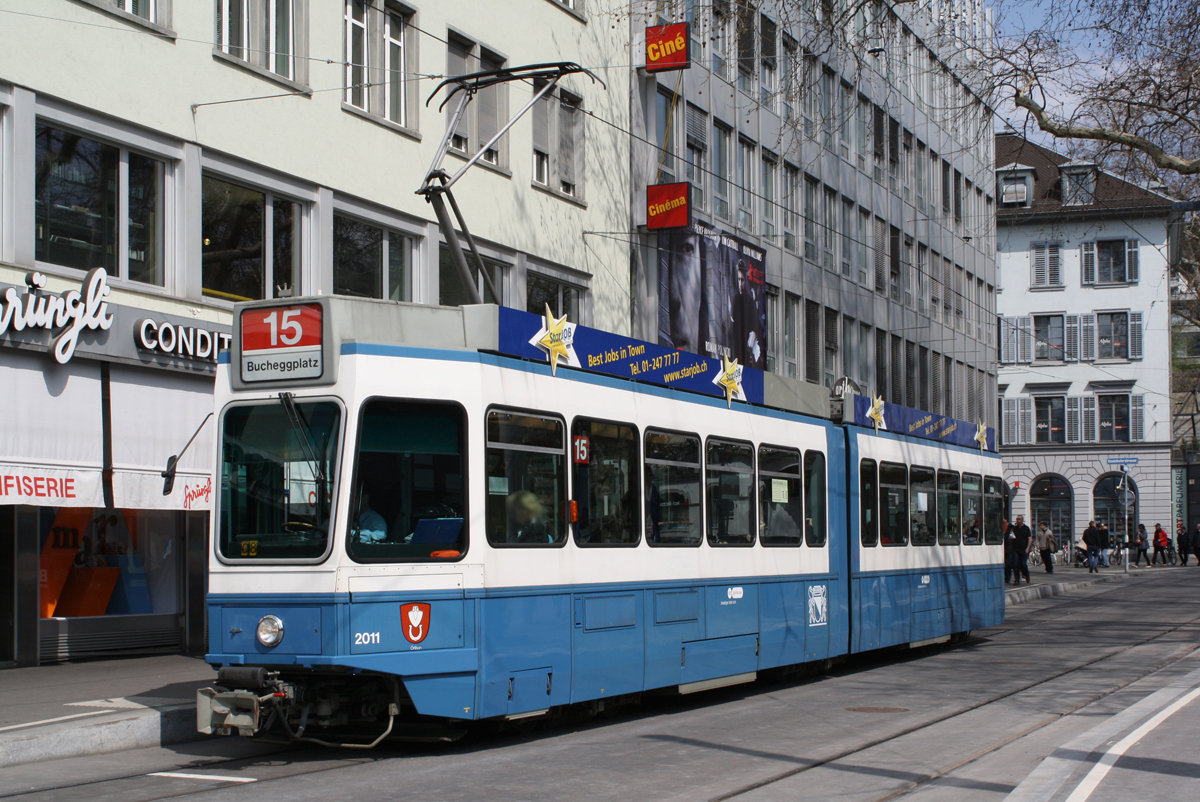 Be 4/6 2011 in Zürich, Bhf. Stadelhofen am 10.04.2010. Auch über 14 Jahre später bestimmen noch Solo-Tram 2000 auf der Linie 15 das Bild. Die erste Serie jedoch, aus der das hier zu sehende Fahrzeug stammt, ist im Linienbetrieb nicht mehr anzutreffen.