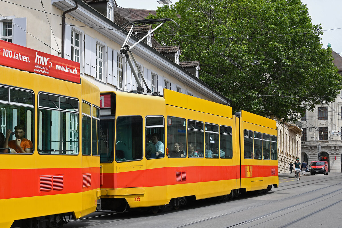 Be 4/6 225, auf der Linie 11, fährt am 05.07.2024 als Zweitwagen den Steinenberg hinunter zur Haltestelle Barfüsserplatz. Aufnahme Basel.