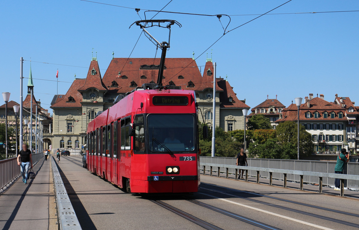 Be 4/6 735 auf der Kirchenfeldbrücke in Bern, zwischen Zytglogge und Helvetiaplatz am 11.08.2022.