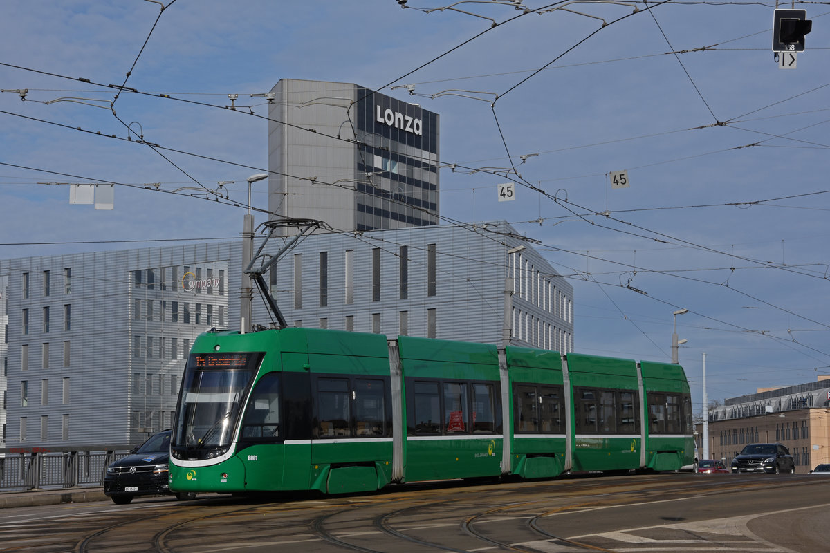 Be 4/6 Flexity 6001, auf der Linie 15, überquert die Münchensteinerbrücke. Die Aufnahme stammt vom 16.02.2021.