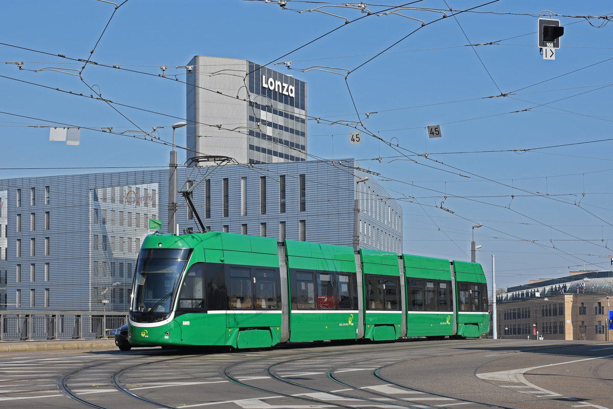 Be 4/6 Flexity 6005, auf der Linie 15, überquert die Münchensteinerbrücke Richtung Haltestelle Heiliggeistkirche. Die Aufnahme stammt von 03.04.2020.