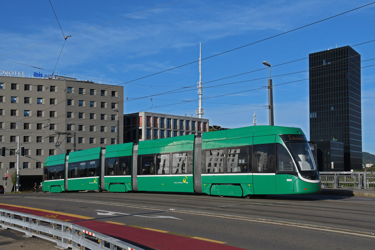 Be 4/6 Flexity 6007, auf der Linie 15, überquert am 07.09.2024 die Münchensteinerbrücke. Aufnahme Basel.