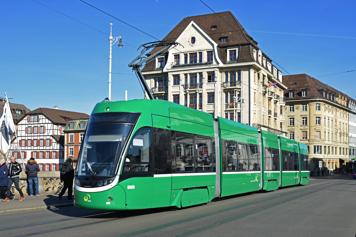 Be 4/6 Flexity 6008, auf der Linie 15, überquert die Mittlere Rheinbrücke. Die Aufnahme stammt vom 13.02.2019.