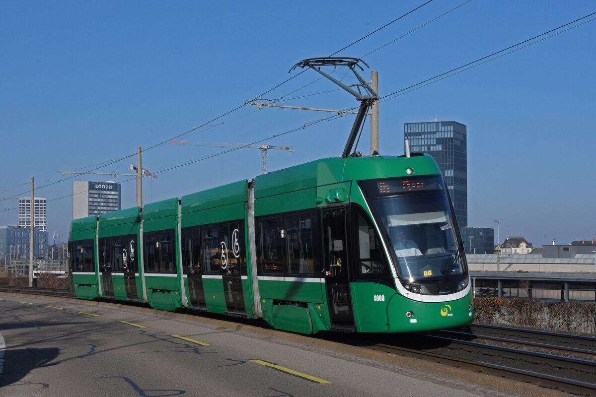 Be 4/6 Flexity 6008, auf der wegen einer Baustelle umgeleiteten Linie 16, fährt zur Endstation beim M-Parc. Die Aufnahme stammt vom 25.01.2022.