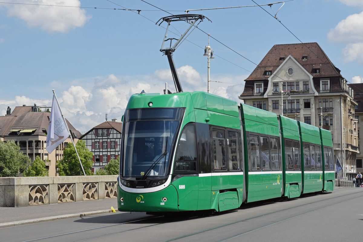 Be 4/6 Flexity 6009, auf der Linie 15, überquert die Mittlere Rheinbrücke. Die Aufnahme stammt vom 24.05.2018.