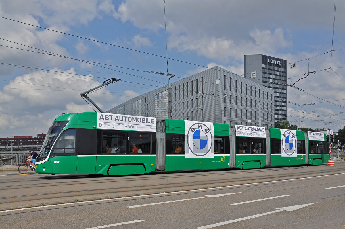 Be 4/6 Flexity 6009, auf der Linie 15, überquert am 19.08.2024 die Münchensteinerbrücke. Aufnahme Basel.