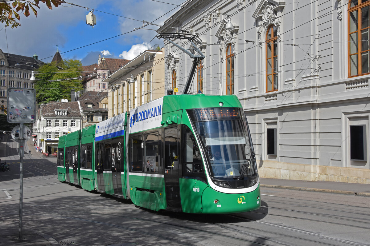 Be 4/6 Flexity 6010, auf der Linie 15, fährt am 11.09.2022 den Steinenberg hoch zur Haltestelle Bankverein.