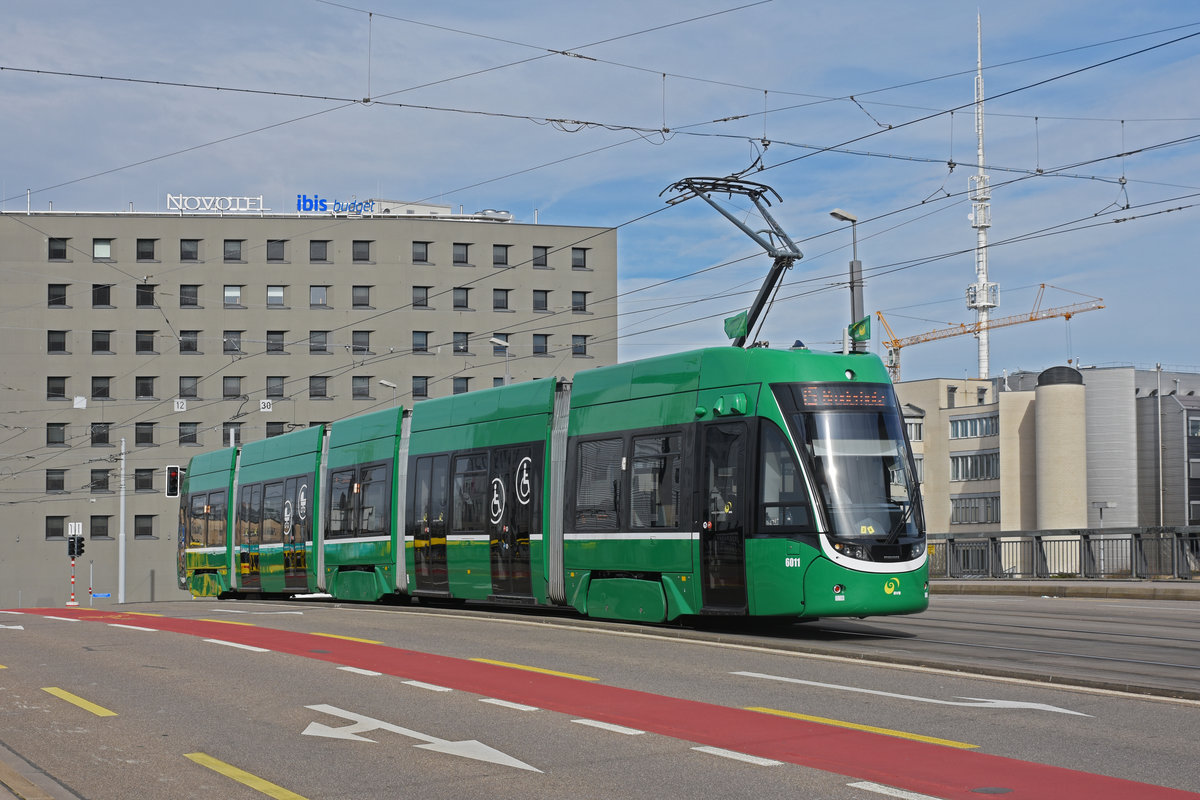 Be 4/6 Flexity 6011, auf der Linie 15, überquert die Münchensteinerbrücke Richtung Haltestelle Heiliggeistkirche. Die Aufnahme stammt vom 08.03.2020.