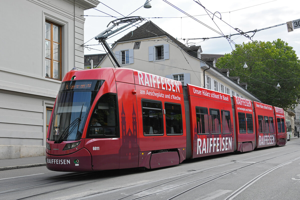 Be 4/6 Flexity 6011 mit der Werbung für die Raiffeisen Bank. auf der Linie 3, fährt am 10.07.2023 den Steinenberg hinunter zur Haltestelle Barfüsserplatz.