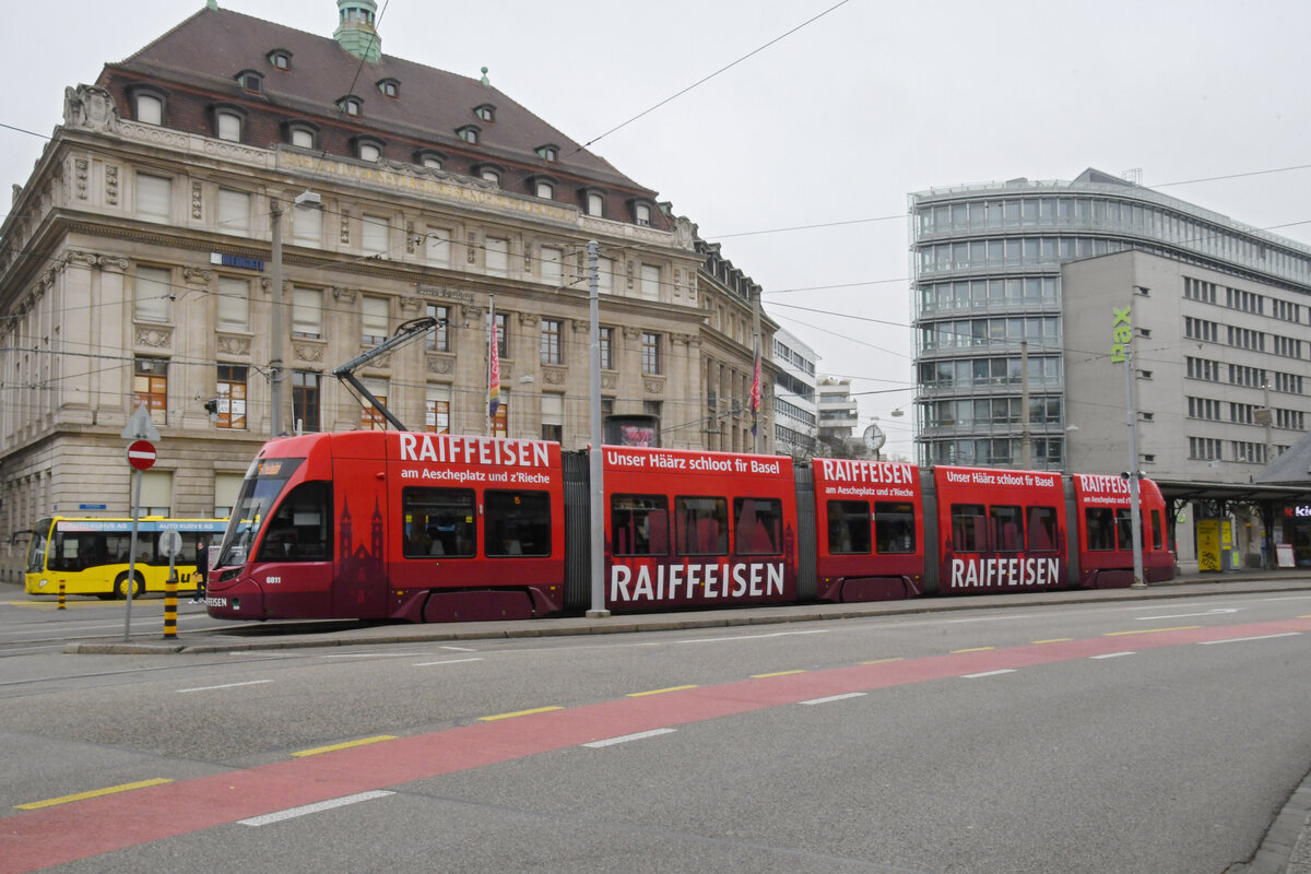 Be 4/6 Flexity 6011 mit der Werbung für die Raiffeisenbank, auf der wegen einer Baustelle verkürzten Linie 15, wartet am 08.11.2024 an der Haltestelle Aeschenplatz. Aufnahme Basel.