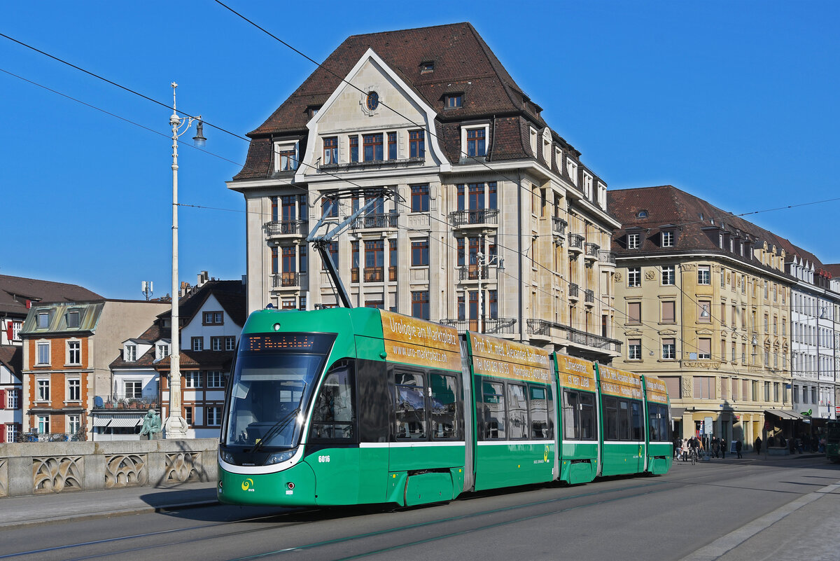 Be 4/6 Flexity 6016, auf der Linie 15, überquert am 09.02.2023 die Mittlere Rheinbrücke.