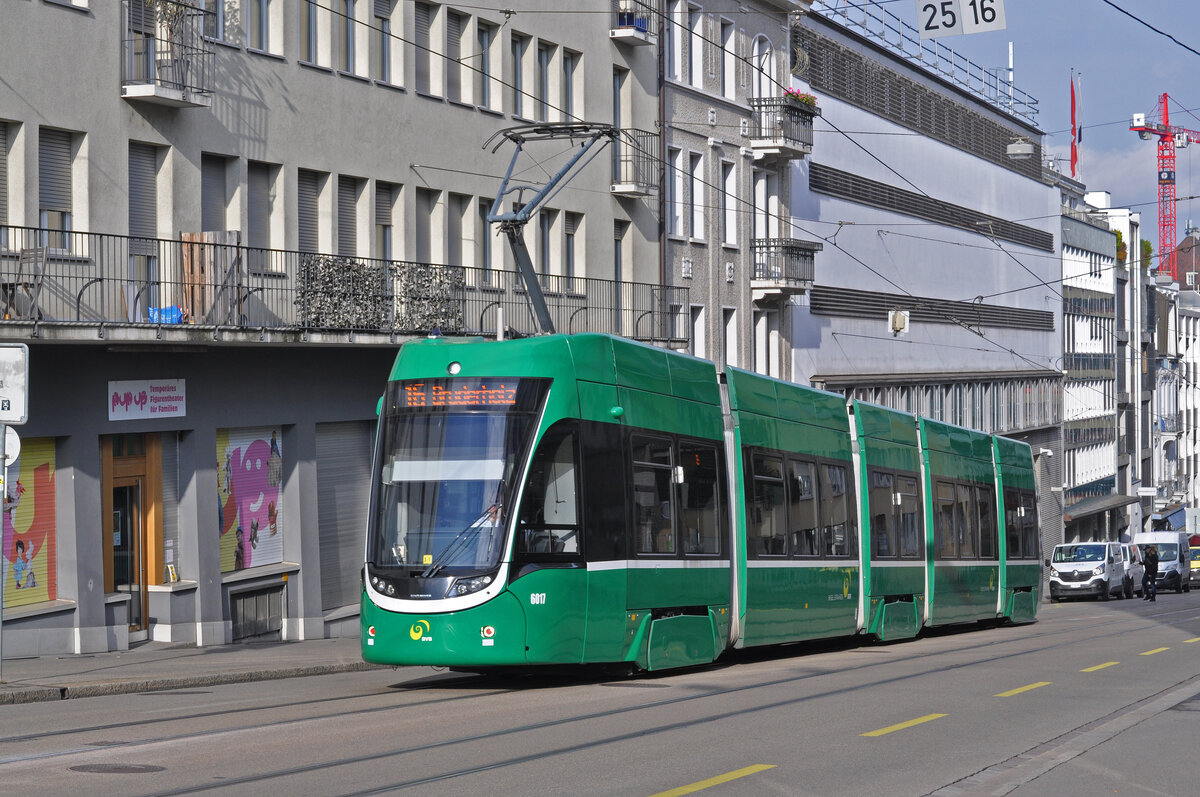 Be 4/6 Flexity 6017, auf der Linie 16, fährt am 05.12.2022 dir Innere Margarethenstrasse hoch zur Haltestelle Markthalle.