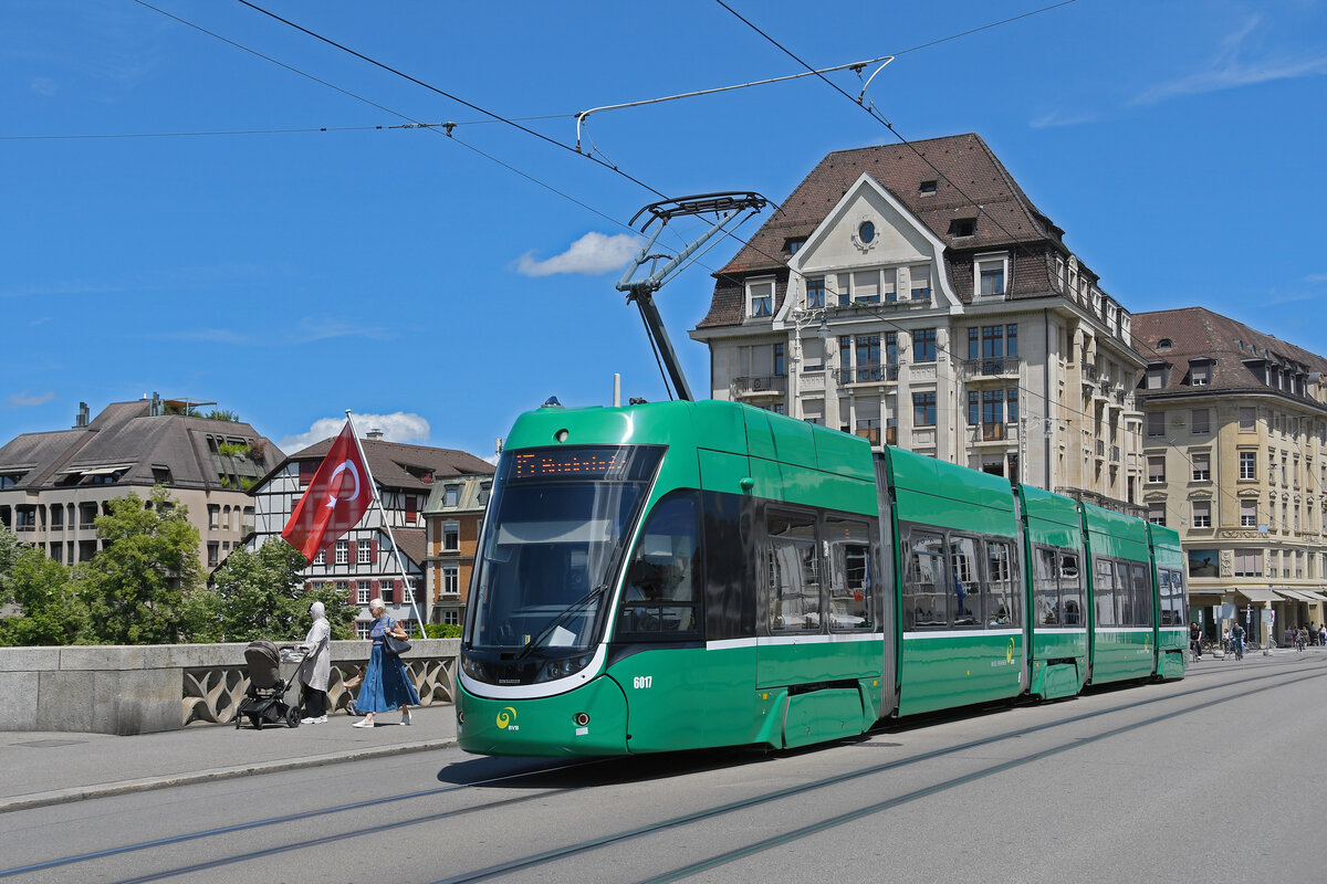 Be 4/6 Flexity 6017, auf der Linie 15, überquert am 08.07.2024 die Mittlere Rheinbrücke. Aufnahme Basel.