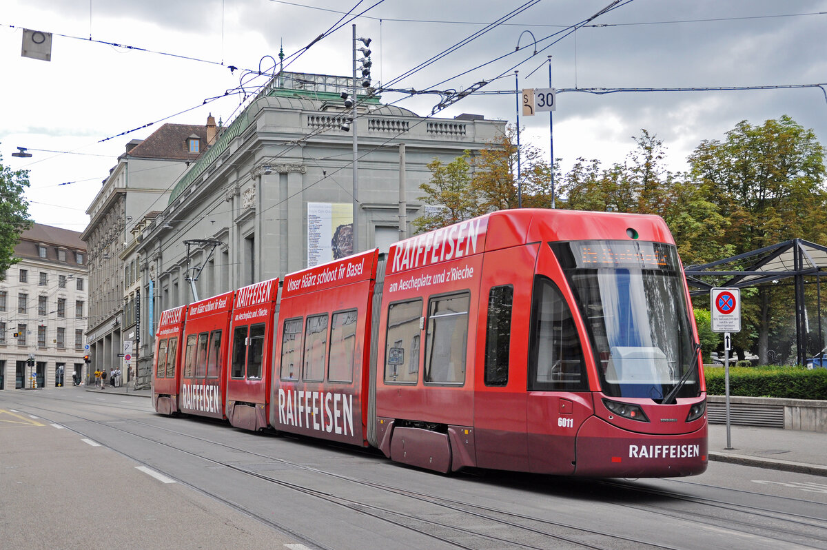 Be 4/6 Flexity mit der Werbung für die Raiffeisenbank, auf der Linie 15, fährt am 27.07.2024 den Steinenberg hoch zur Haltestelle Bankverein. Aufnahme Basel.