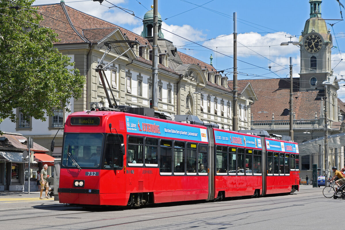 Be 4/6 Vevey Tram 732, auf der Linie 7, fährt am 20.07.2023 zur Haltestelle Hirschengraben.