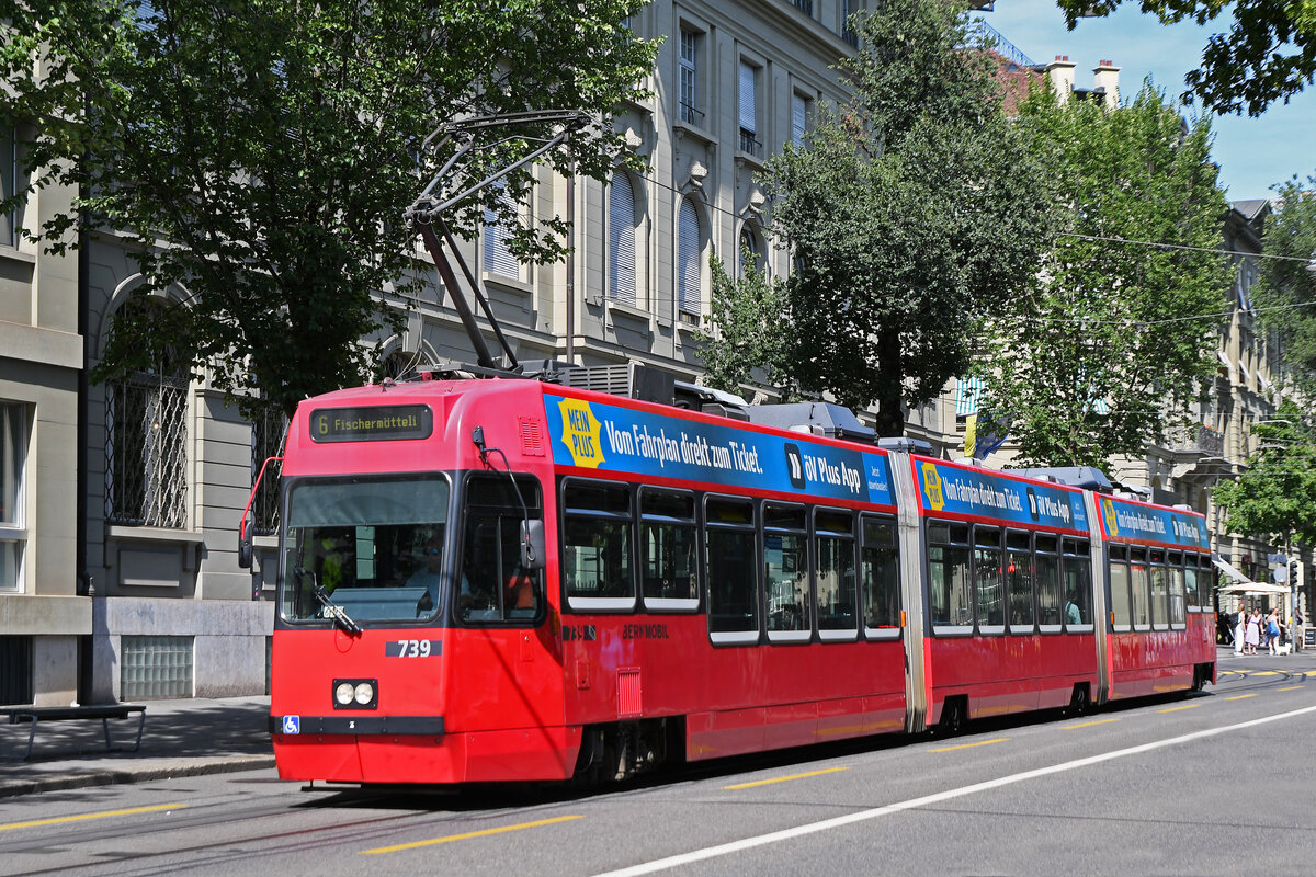 Be 4/6 Vevey Tram 739, auf der verkürzten Linie 6, fährt am 20.07.2023 durch die Bundesgasse.