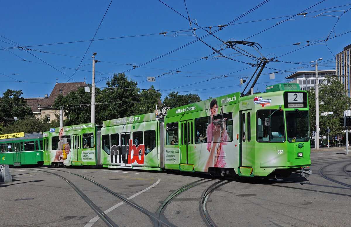 Be 4/6S 661 mit der Werbung für die MUBA 2013, auf der Linie 2, fährt am 18.08.2012 bei der Haltestelle am Bahnhof SBB ein. Aufnahme Basel.