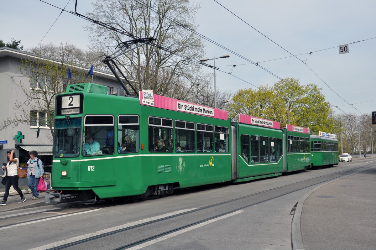 Be 4/6S 672 und der B 1500 auf der Linie 2 an der Haltestelle Zoo Dorenbach. Die Aufnahme stammt vom 01.04.2014.