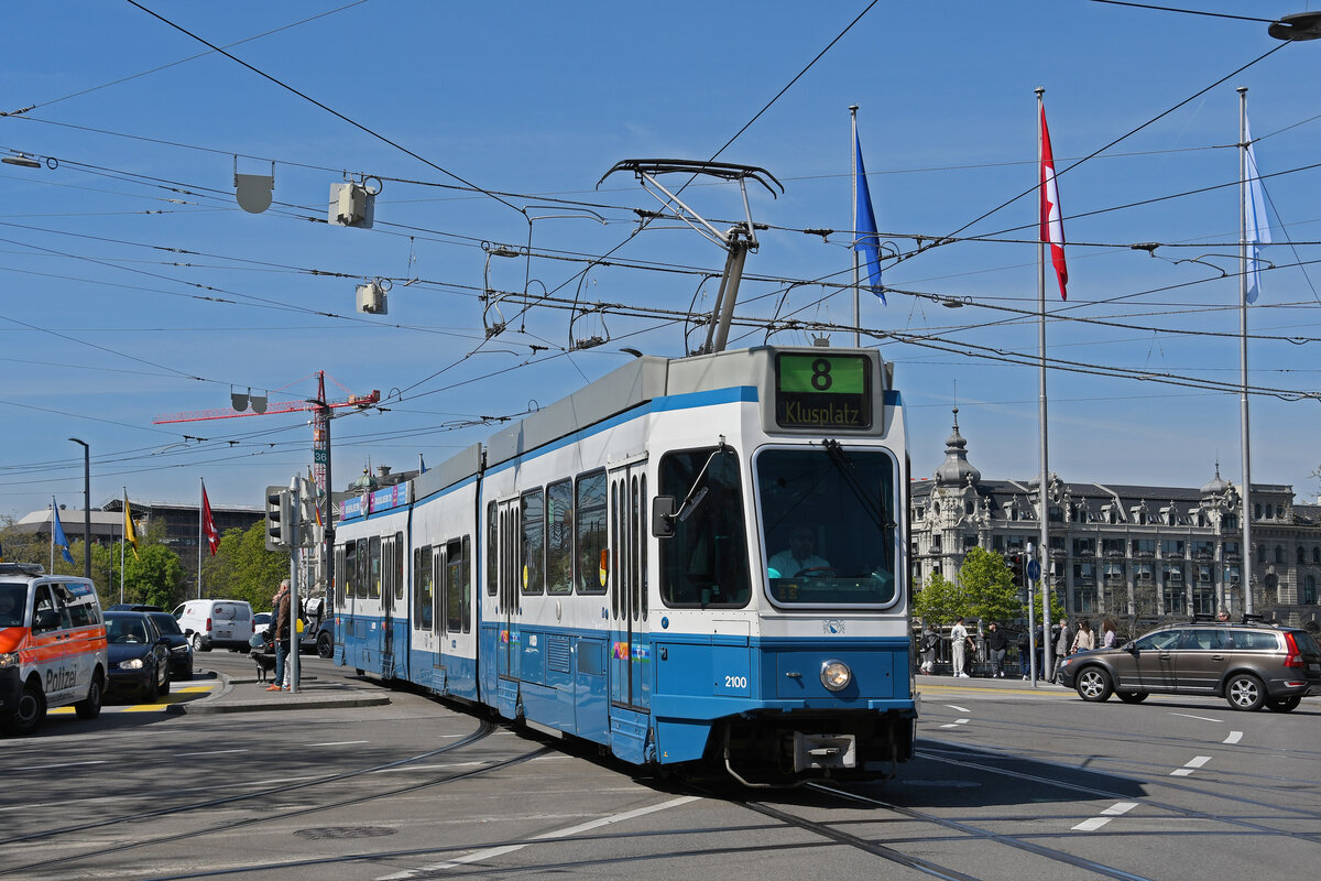 Be 4/8 2100, auf der Linie 8, fährt am 12.04.2024 bei der Haltestelle Bellevue ein. Aufnahme Zürich.