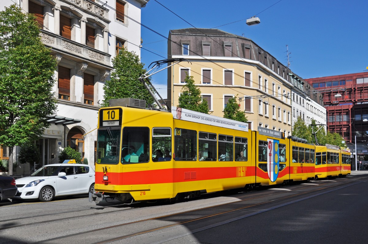 Be 4/8 216 zusammen mit dem Be 4/6 261 auf der Linie 10 fahren zur Haltestelle Bahnhof SBB. Die Aufnahme stammt vom 17.07.2014.