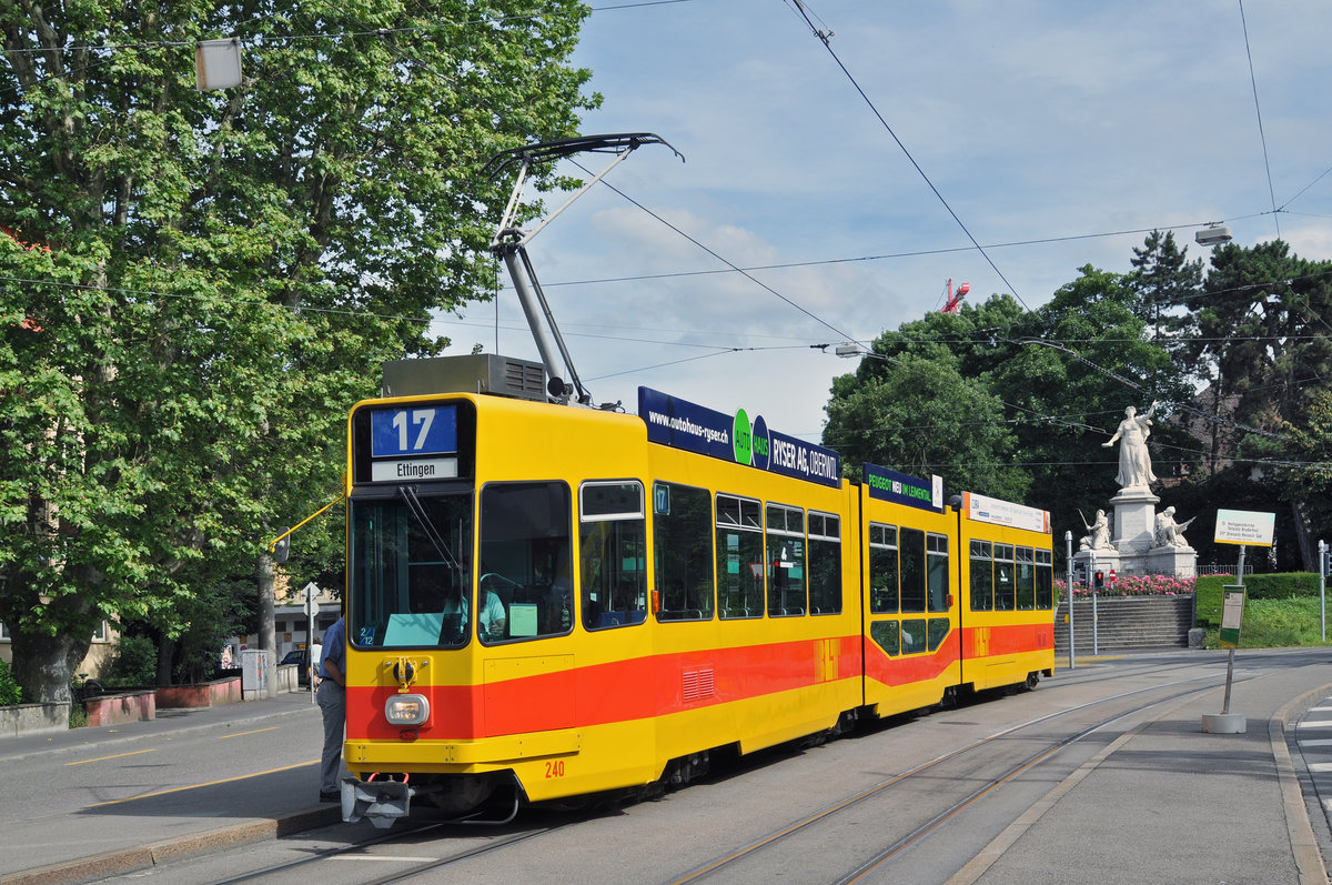 Be 4/8 240, auf der wegen einer Innerstadt Sperrung umgeleiteten Linie 17, bedient die Haltestelle Denkmal. Die Aufnahme stammt vom 06.07.2016.